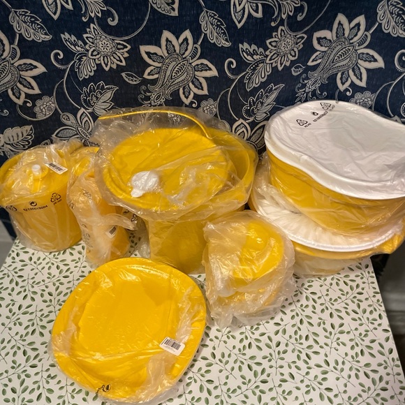 Tupperware yellow set!